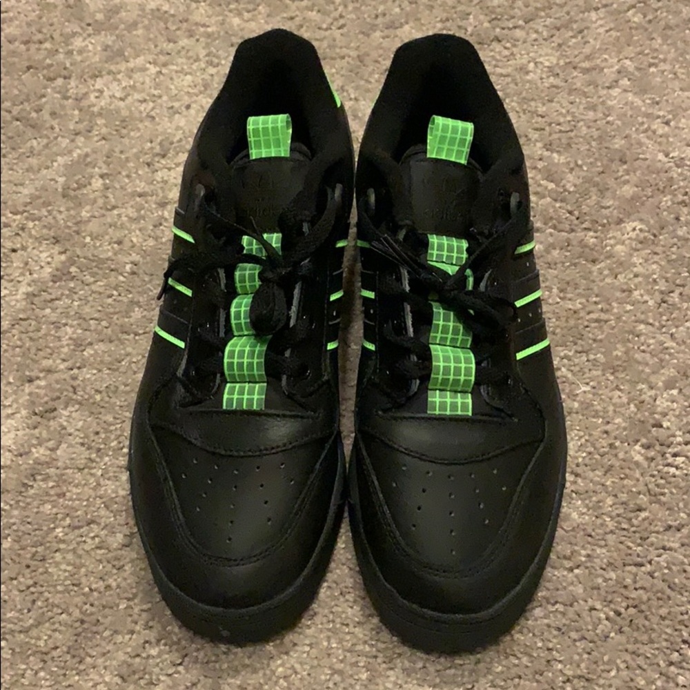 Adidas Sneakers